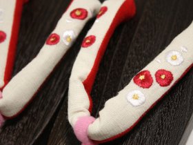 画像: 女の子刺繍鼻緒下駄22cm白